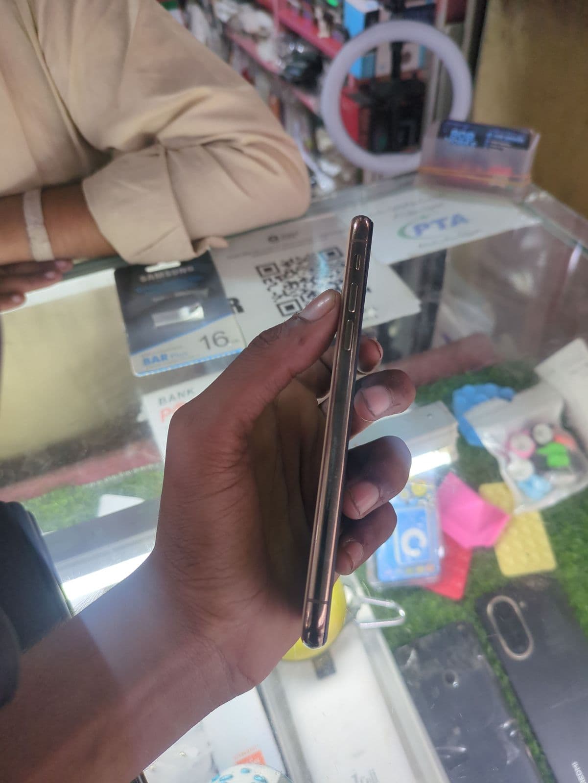 Apple iPhone XS 256GB in Gold — photo 4