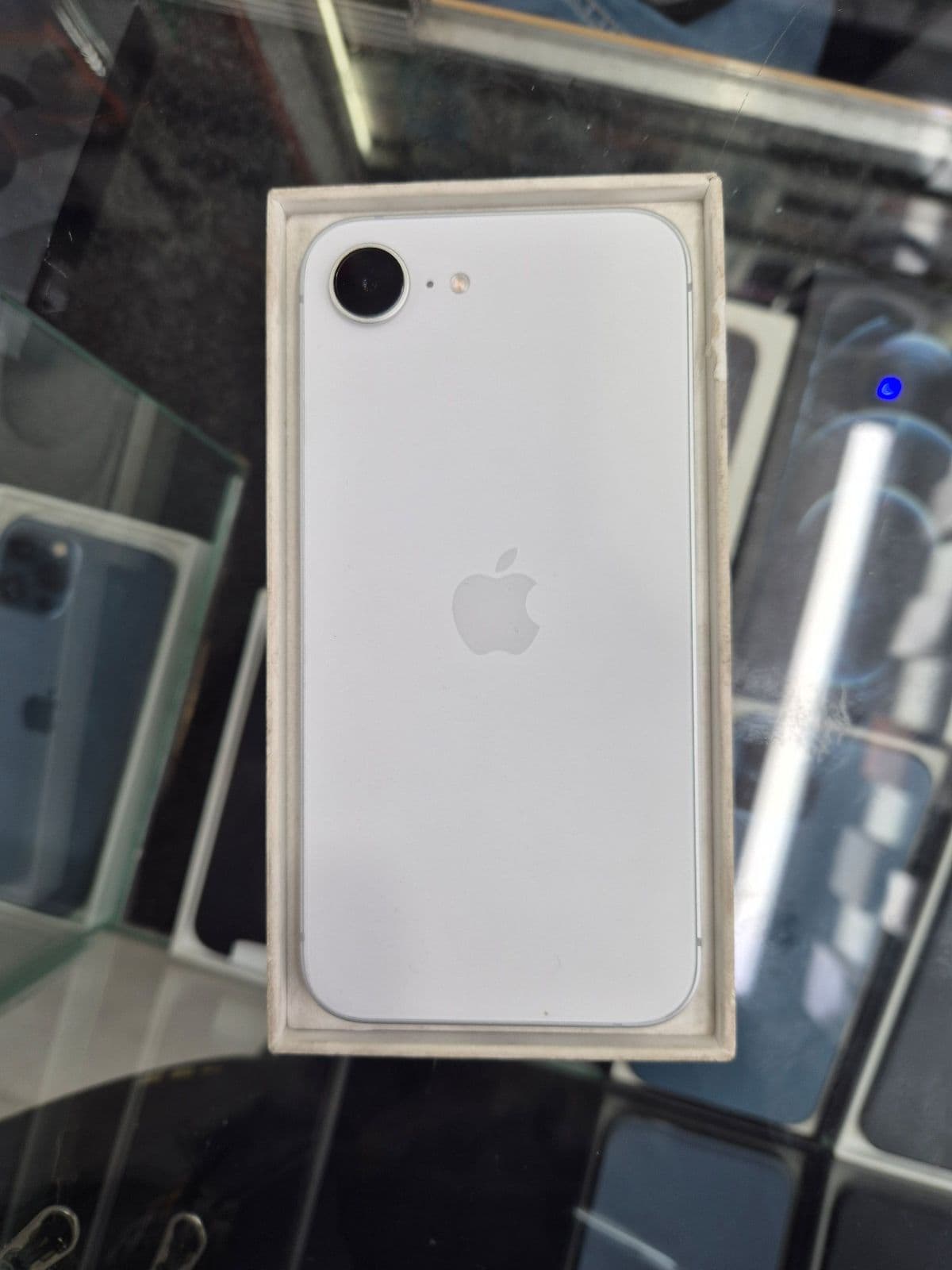 iPhone 16e · 256GB