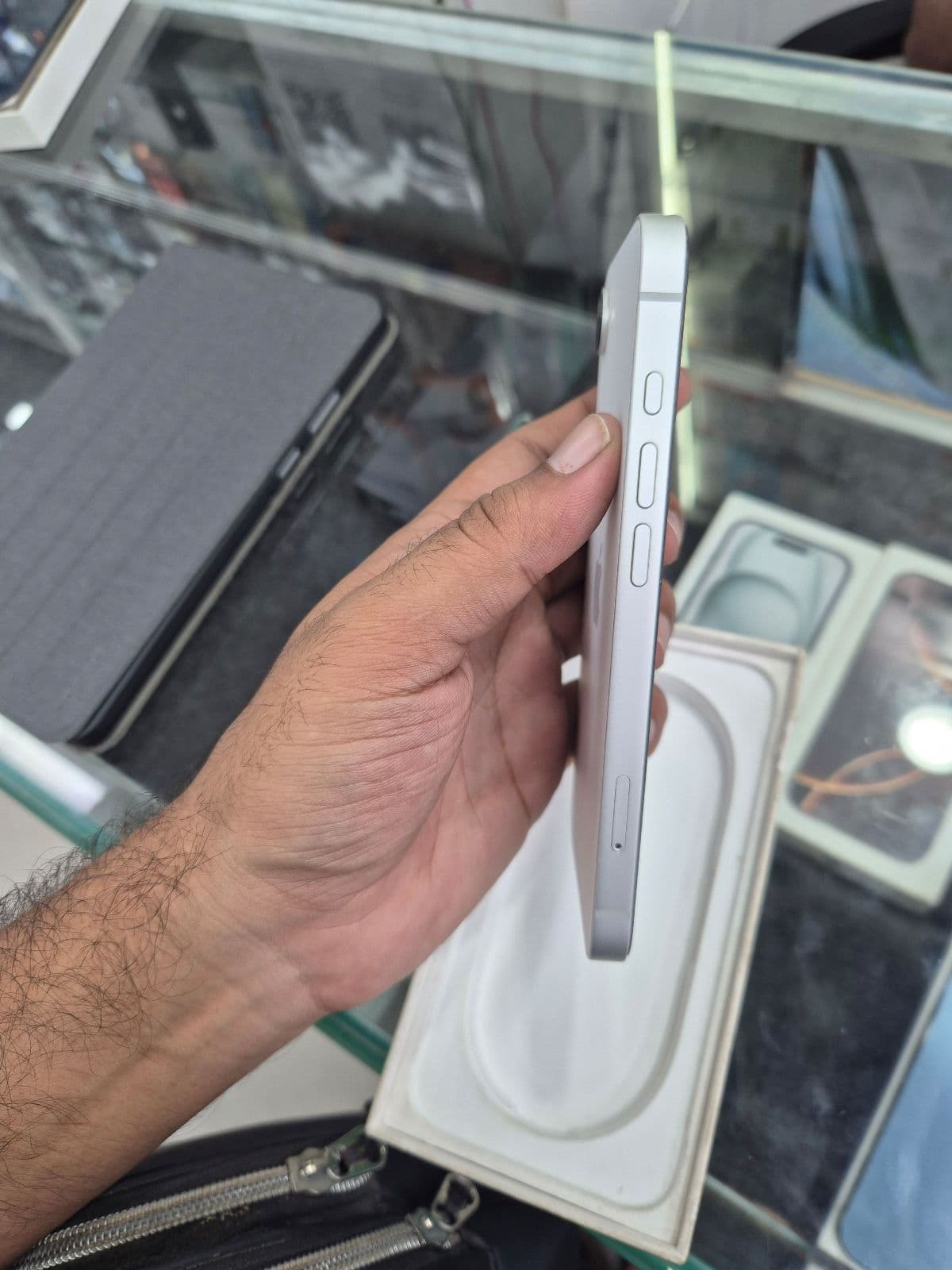 Apple iPhone 16e 256GB in White — photo 3