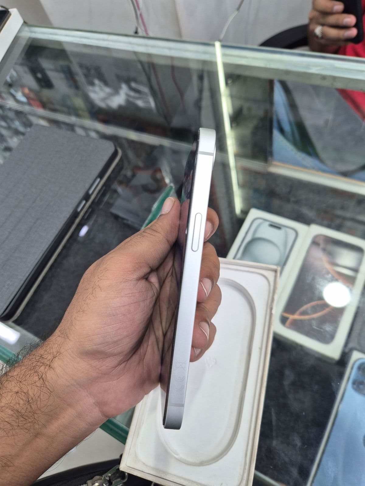 Apple iPhone 16e 256GB in White — photo 4