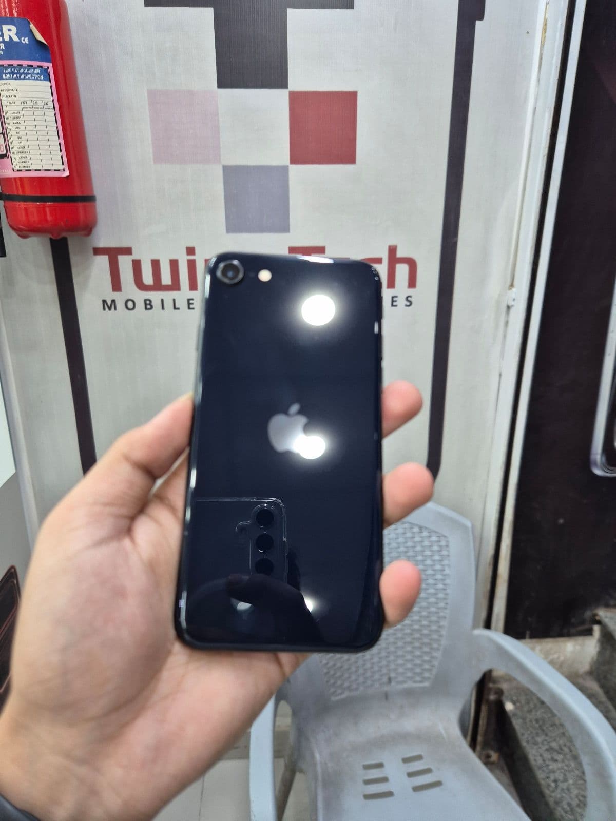iPhone SE (2022) · 64GB