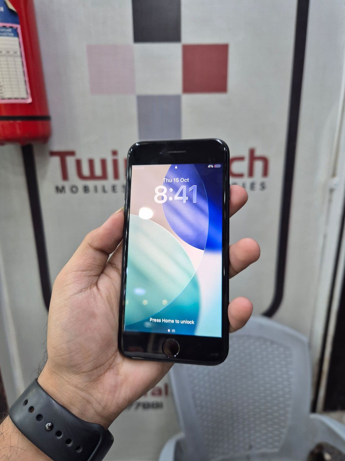 Apple iPhone SE (2022) 64GB in Midnight — photo 2