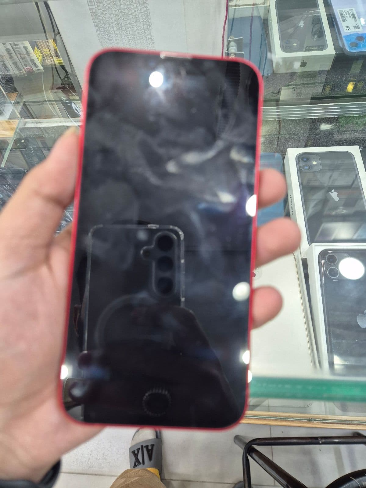Apple iPhone 13 128GB in (PRODUCT)RED — photo 2