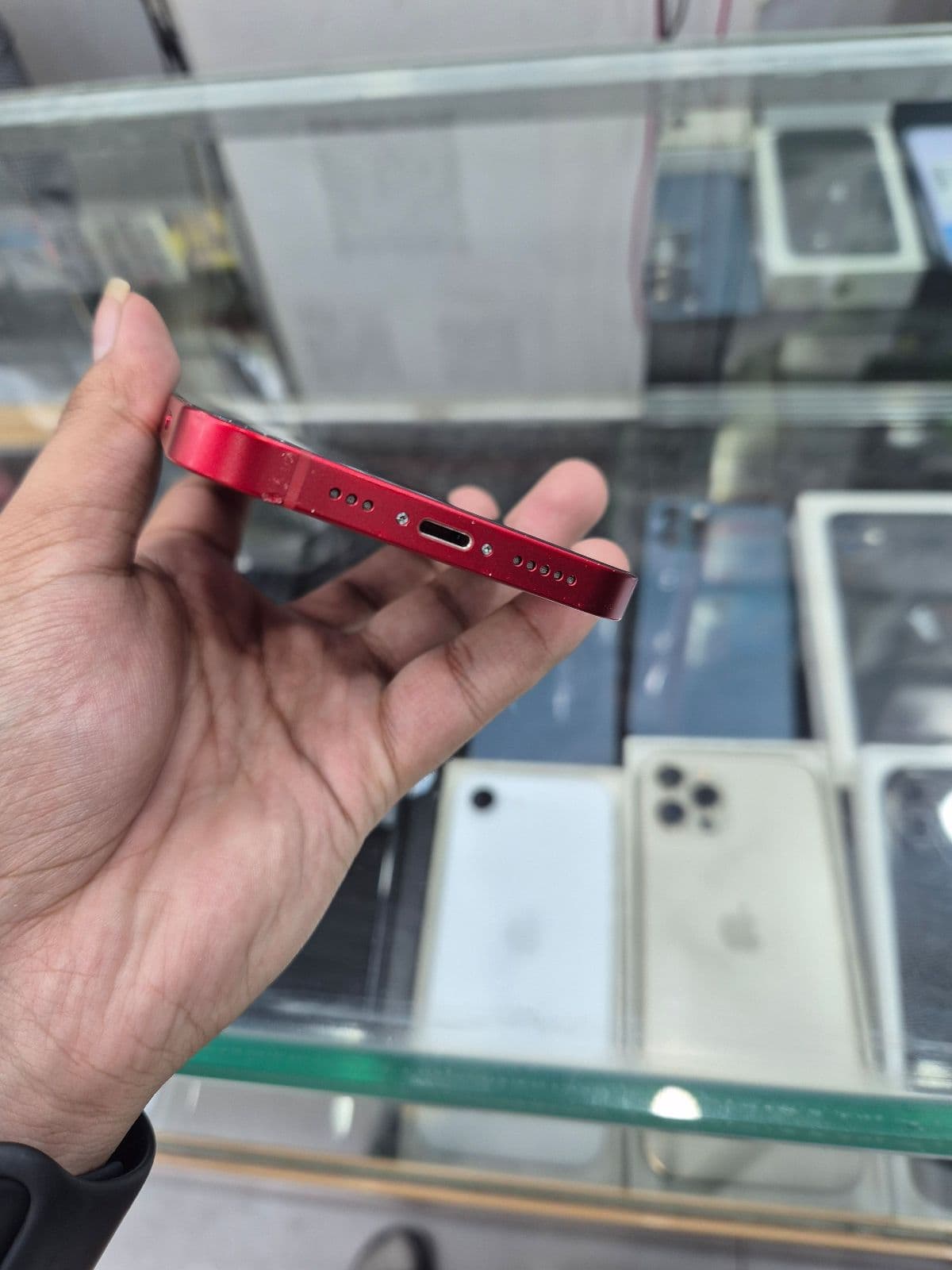 Apple iPhone 13 128GB in (PRODUCT)RED — photo 3