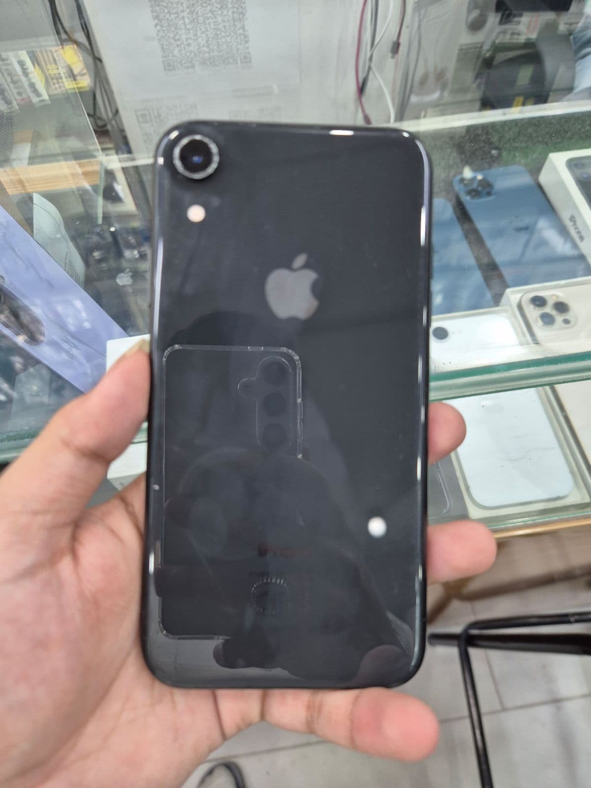 iPhone XR · 64GB