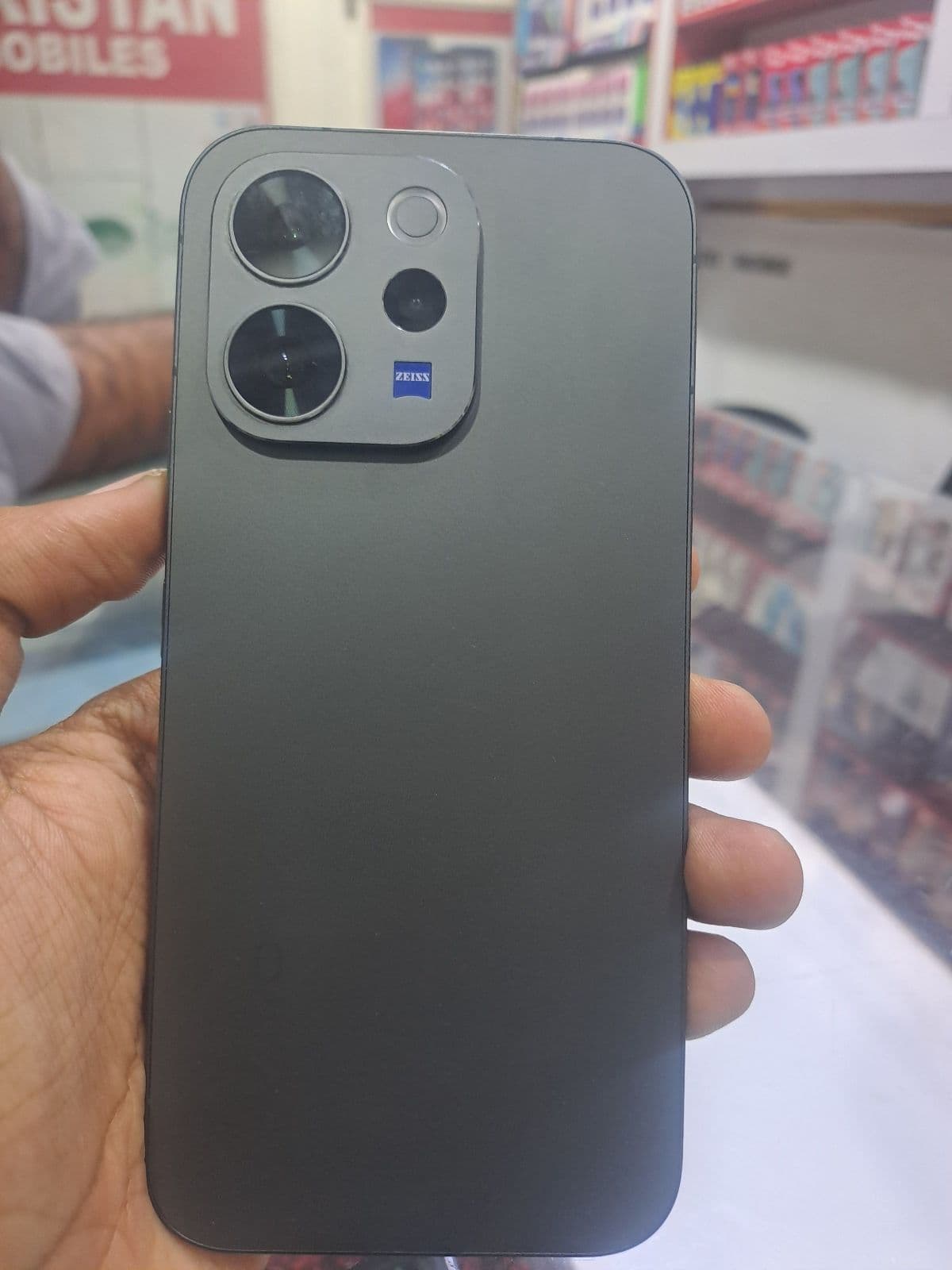 Vivo V70 12GB / 512GB in Dune Gray — photo 1
