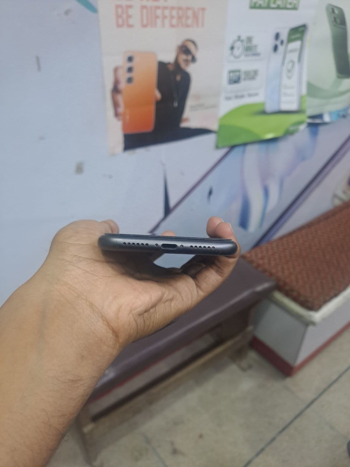 Apple iPhone 11 128GB in Black — photo 3