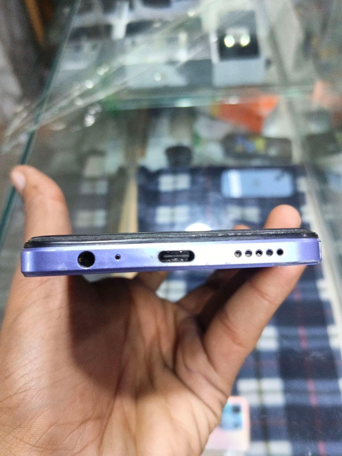 Vivo Y17s 4GB / 128GB in Glitter Purple — photo 3