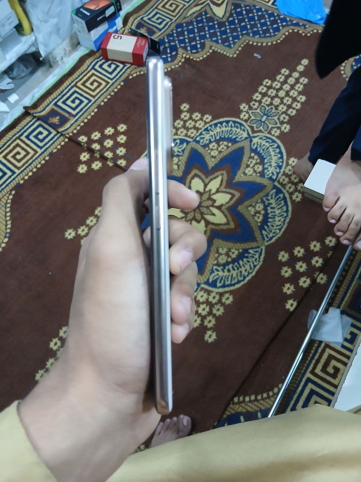 Vivo V60 12GB / 512GB in Desert Gold — photo 2