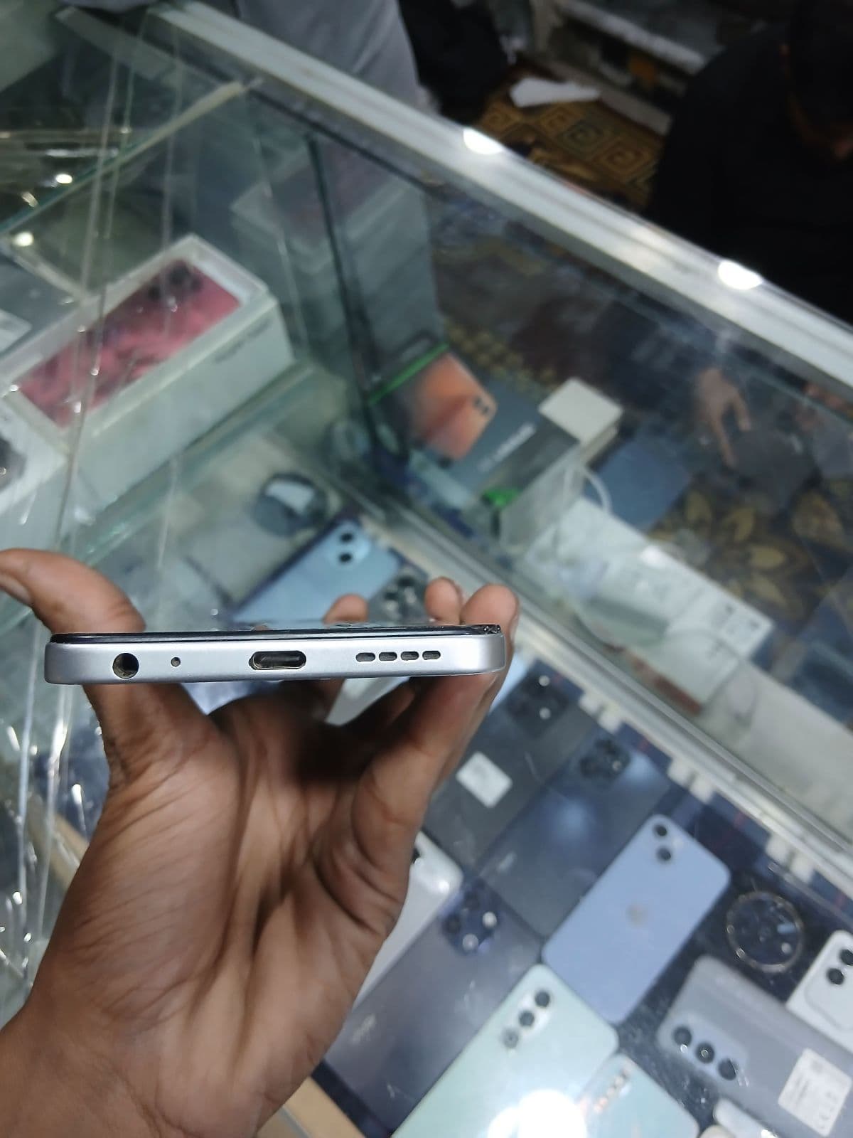 Infinix Hot 60i 6GB / 128GB in Titanium Silver — photo 3