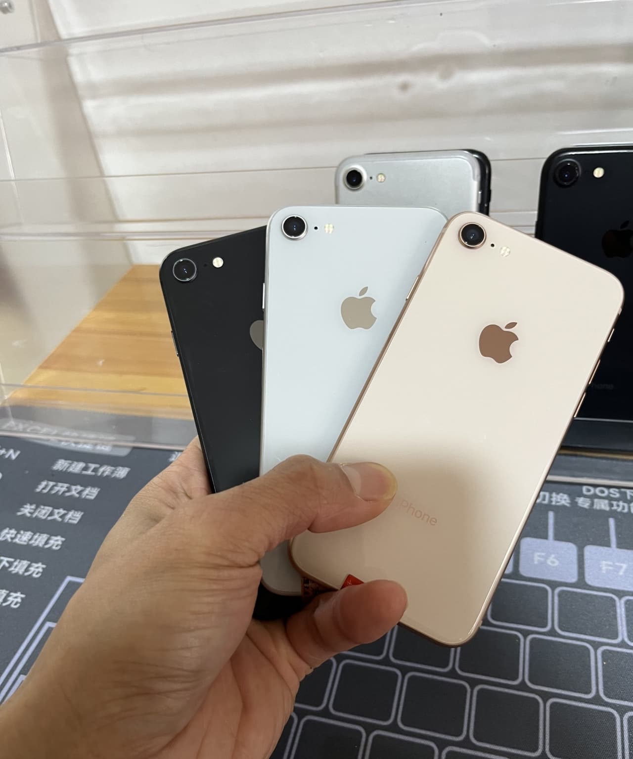 iPhone 8 · 64GB