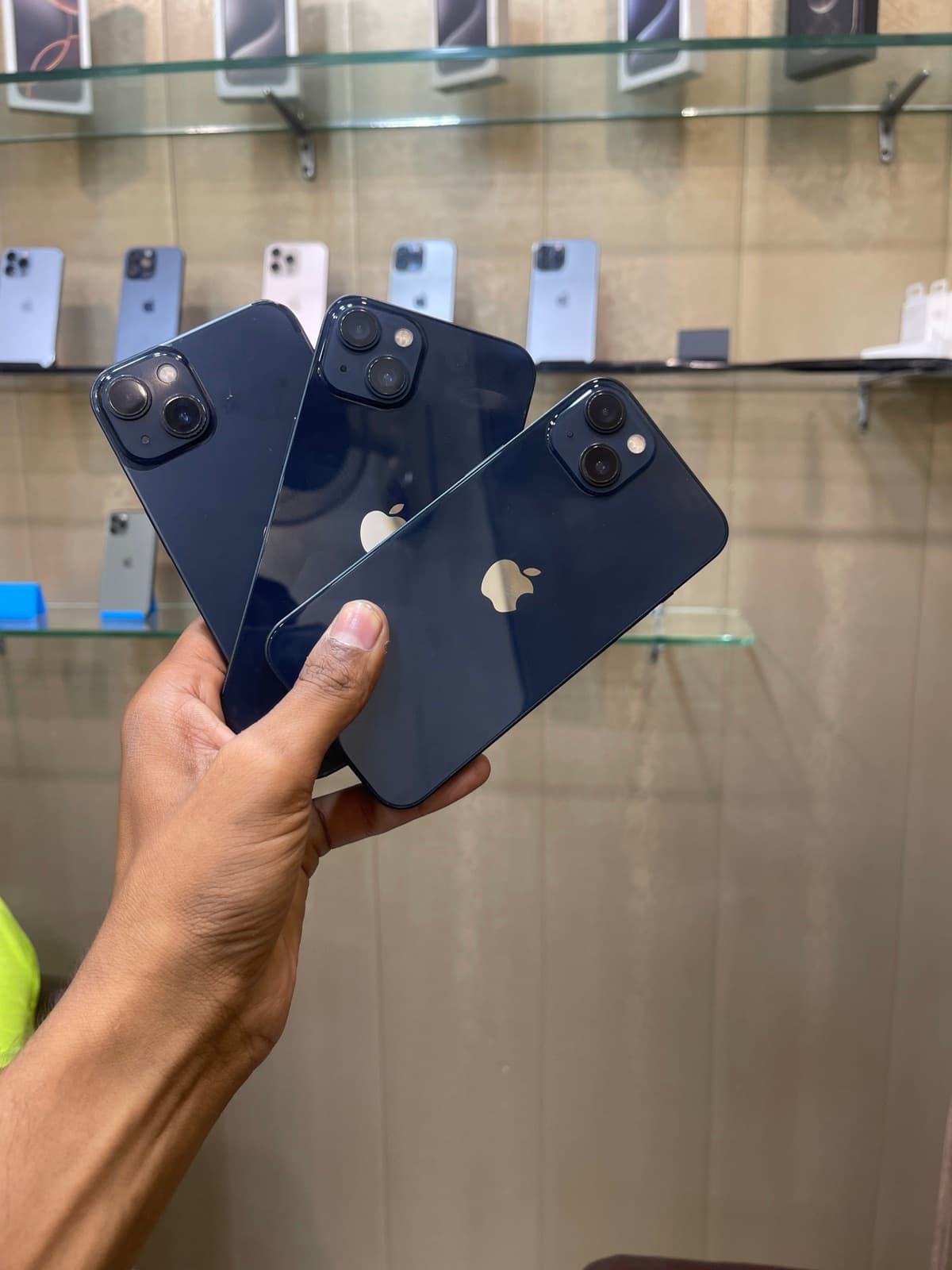 Apple iPhone 13 128GB in Midnight — photo 2