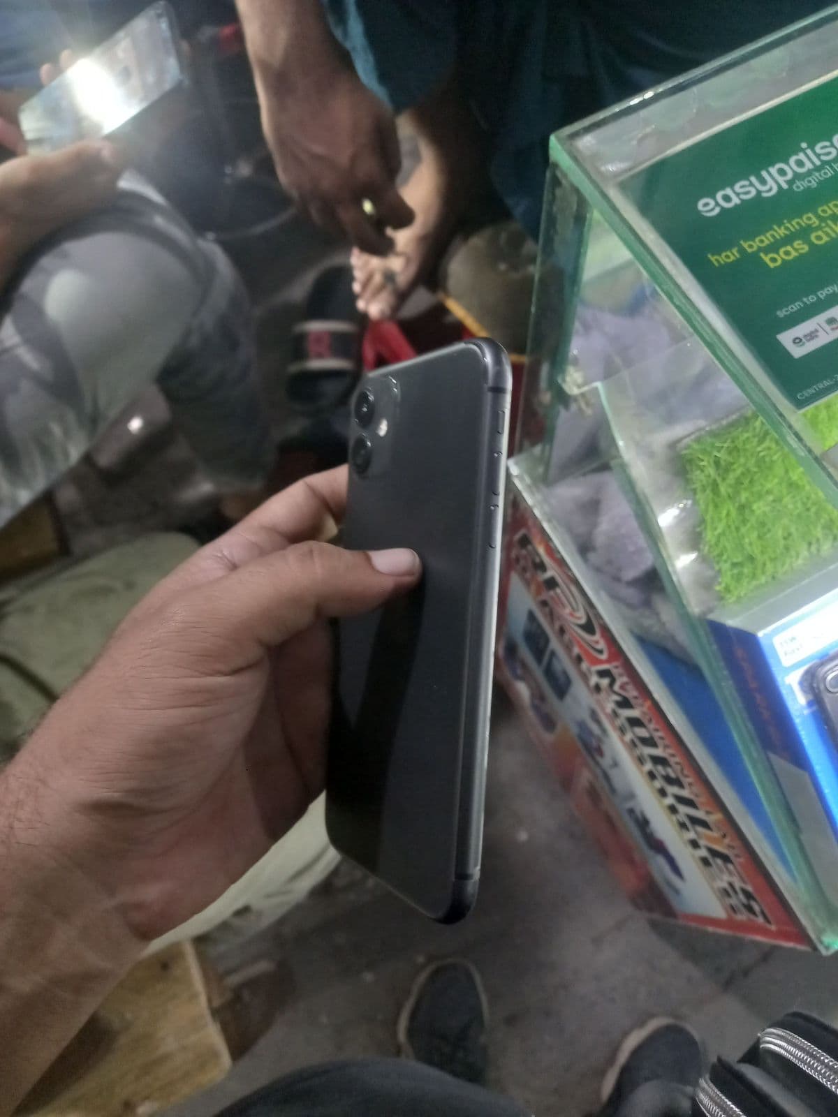 Apple iPhone 11 64GB in Black — photo 3