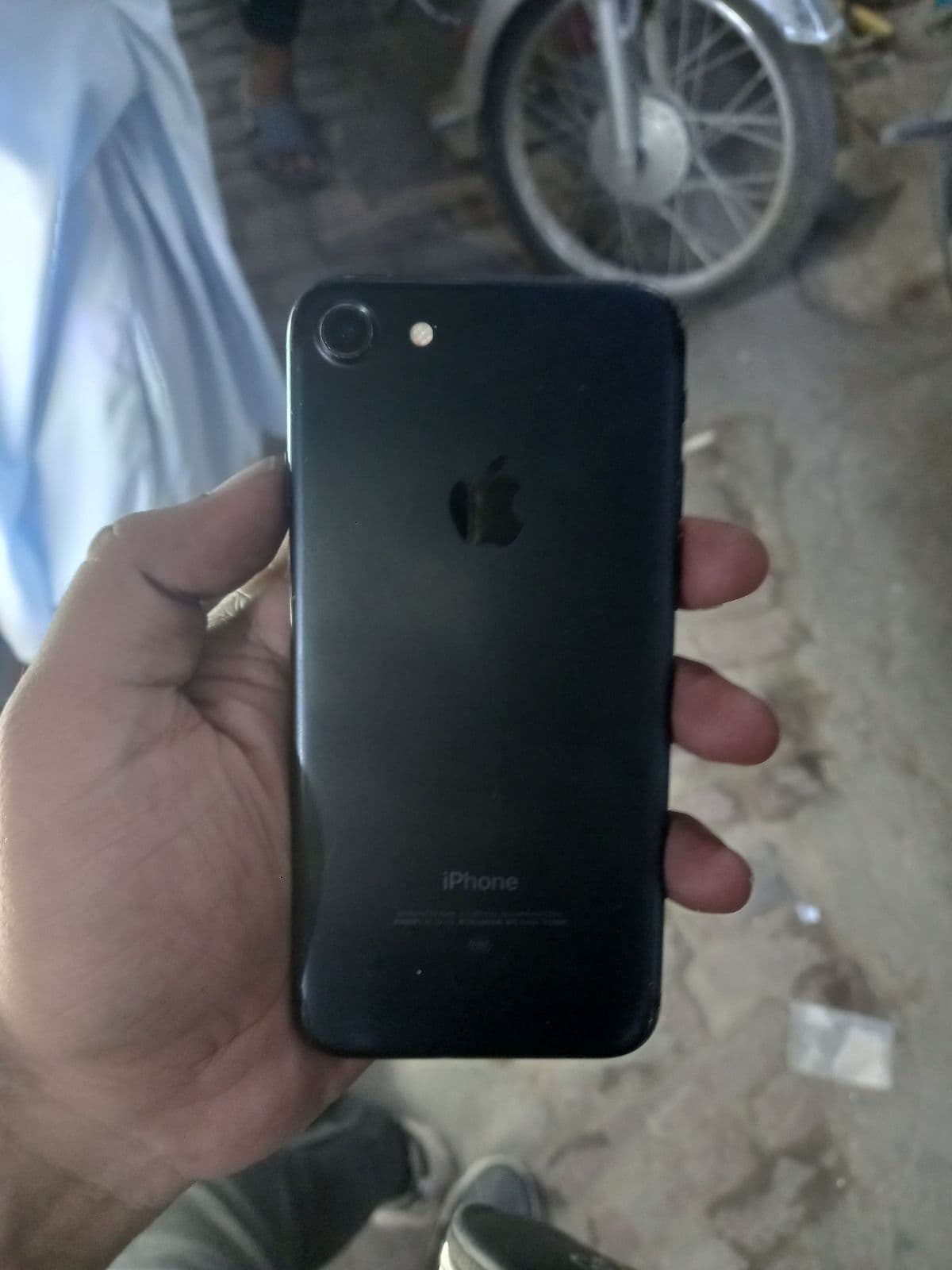 iPhone 7 · 128GB