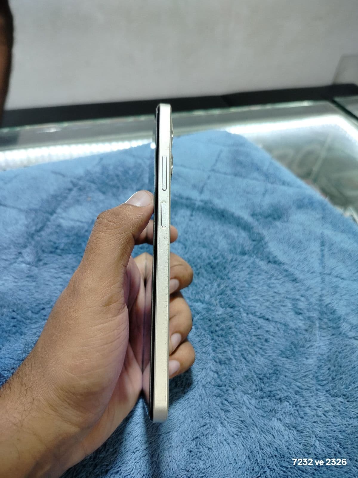 Realme C53 6GB / 128GB in Champion Gold — photo 3
