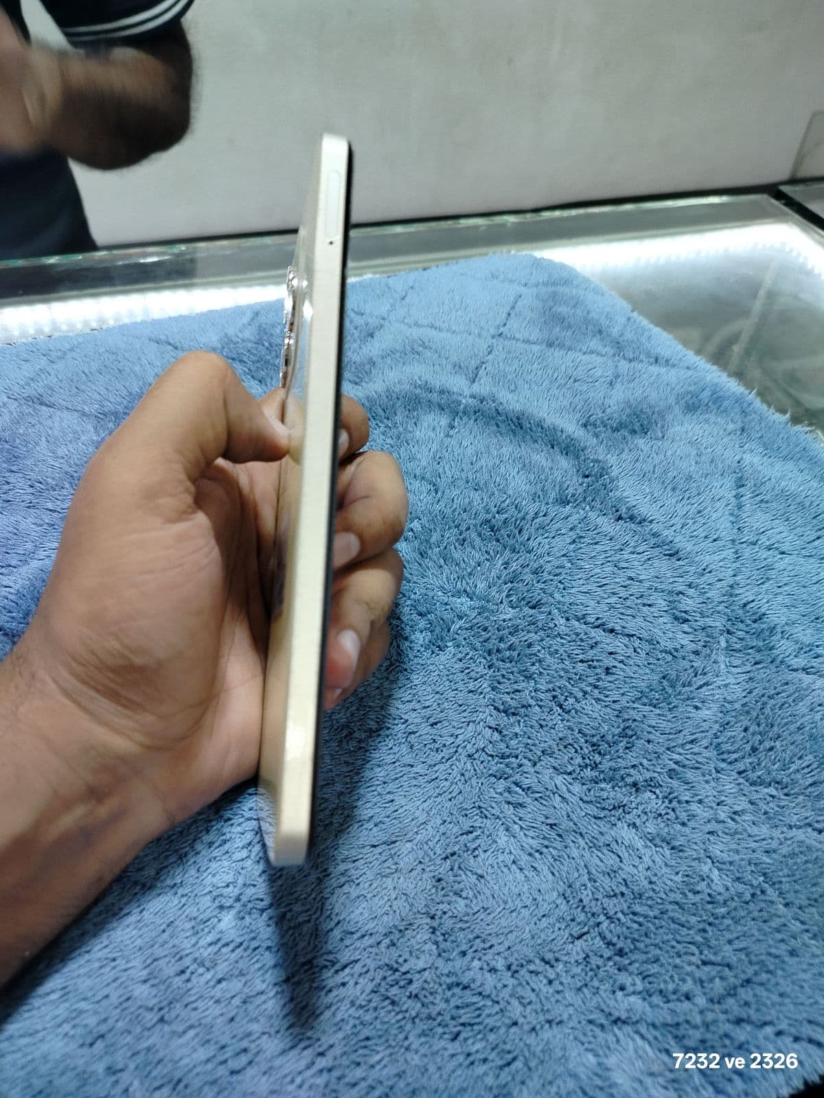 Realme C53 6GB / 128GB in Champion Gold — photo 4