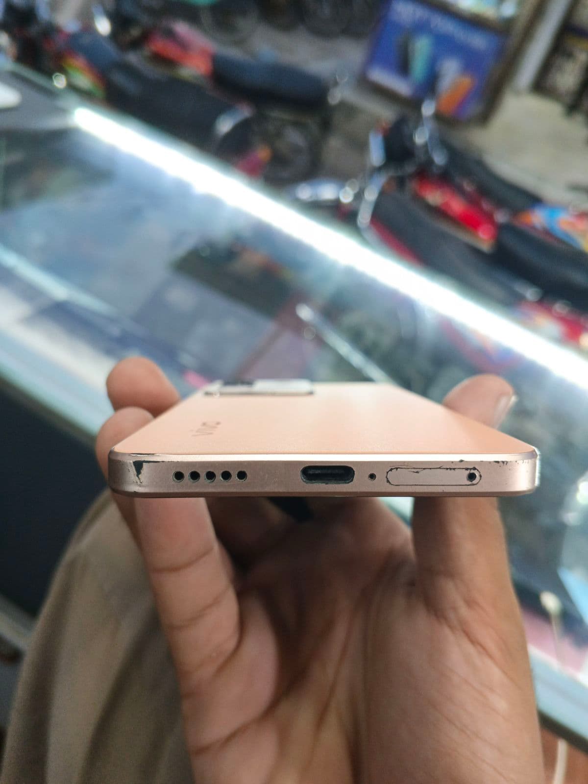 Vivo V29e 8GB / 256GB in Rose Red — photo 3