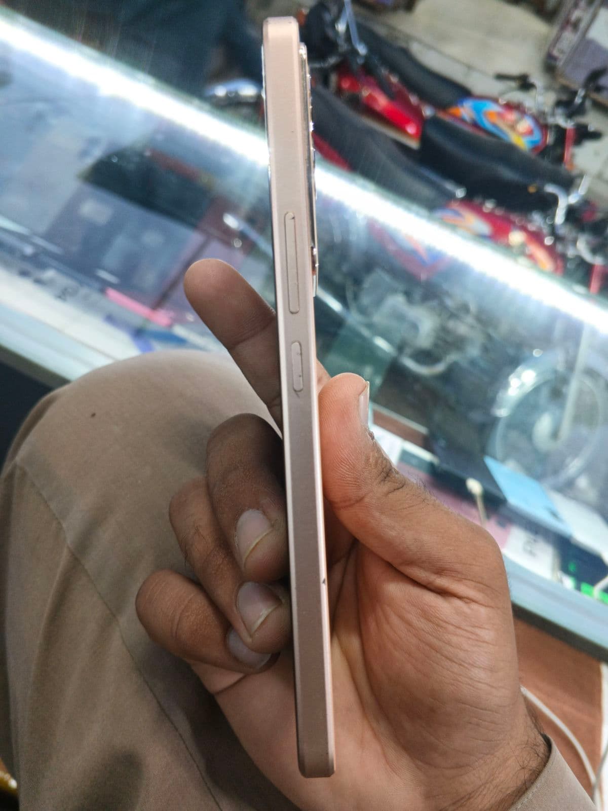 Vivo V29e 8GB / 256GB in Rose Red — photo 2