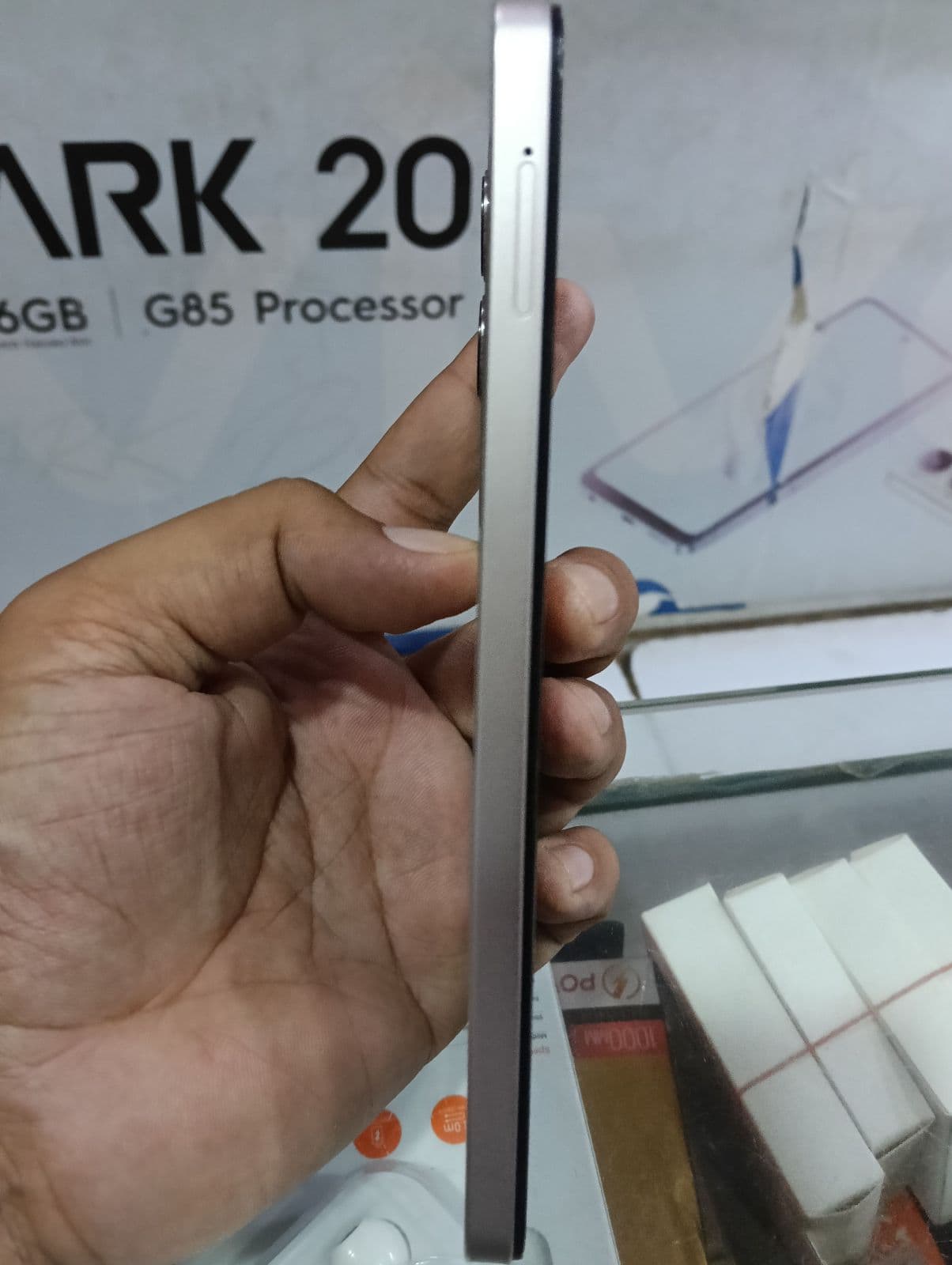 Vivo Y19s 4GB / 128GB in Titanium Gold — photo 2