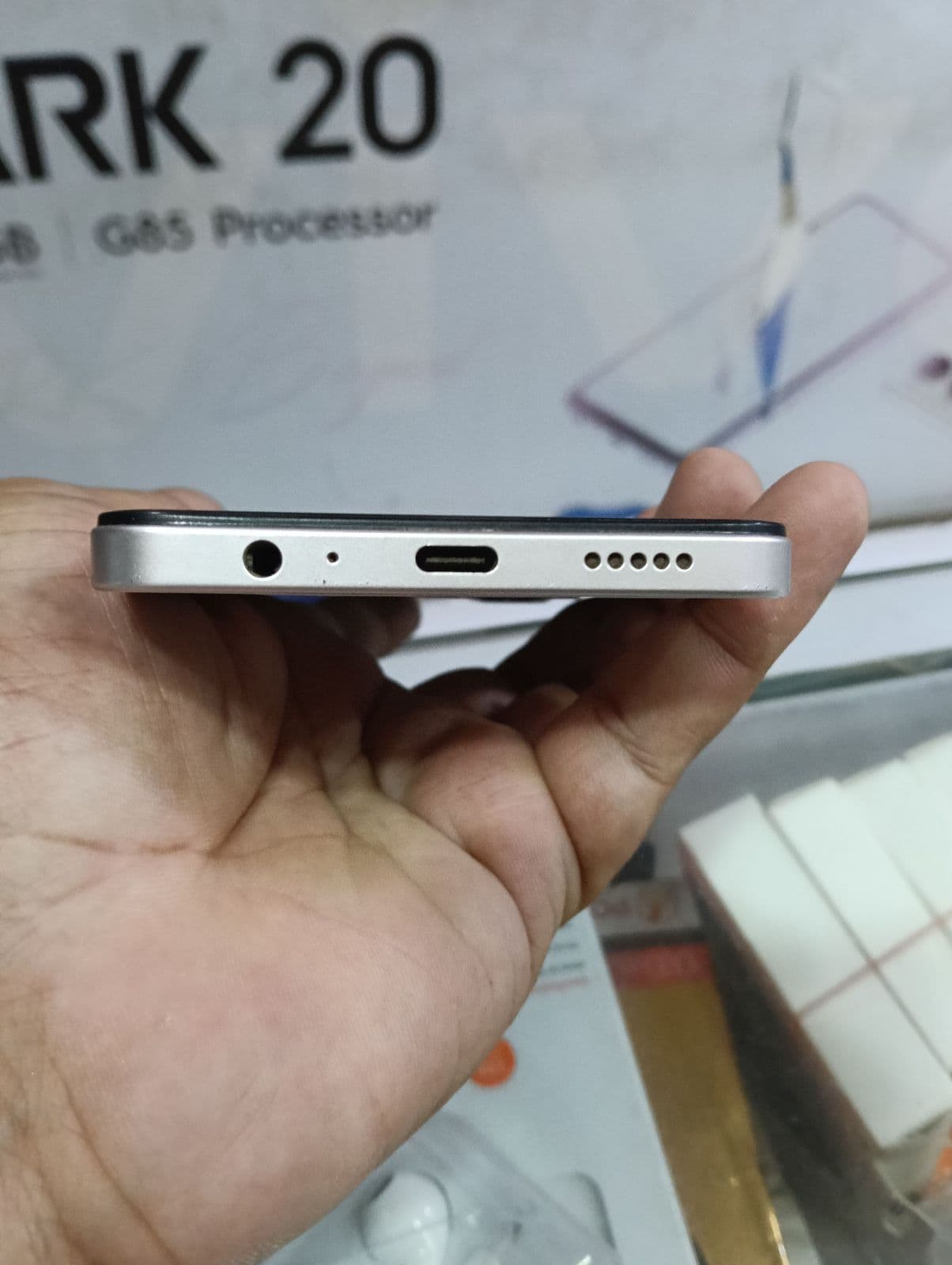 Vivo Y19s 4GB / 128GB in Titanium Gold — photo 3