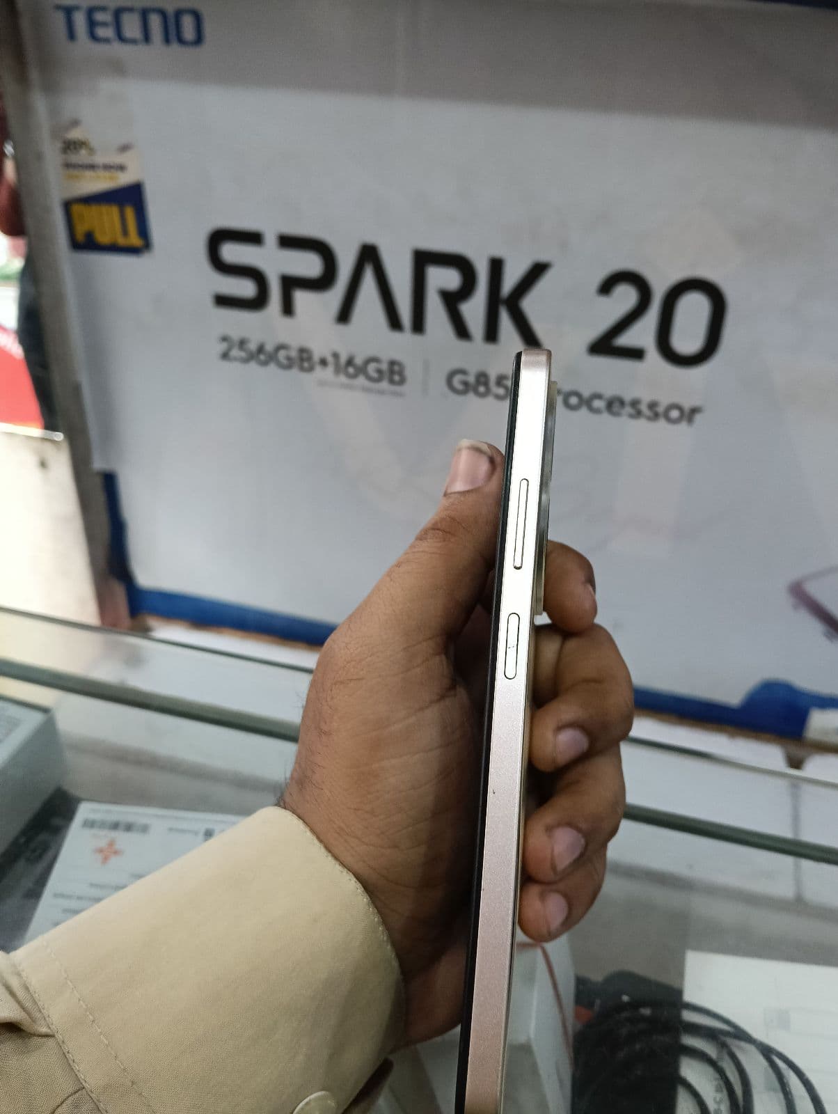 Infinix Smart 8 Pro 4GB / 128GB in Shiny Gold — photo 3