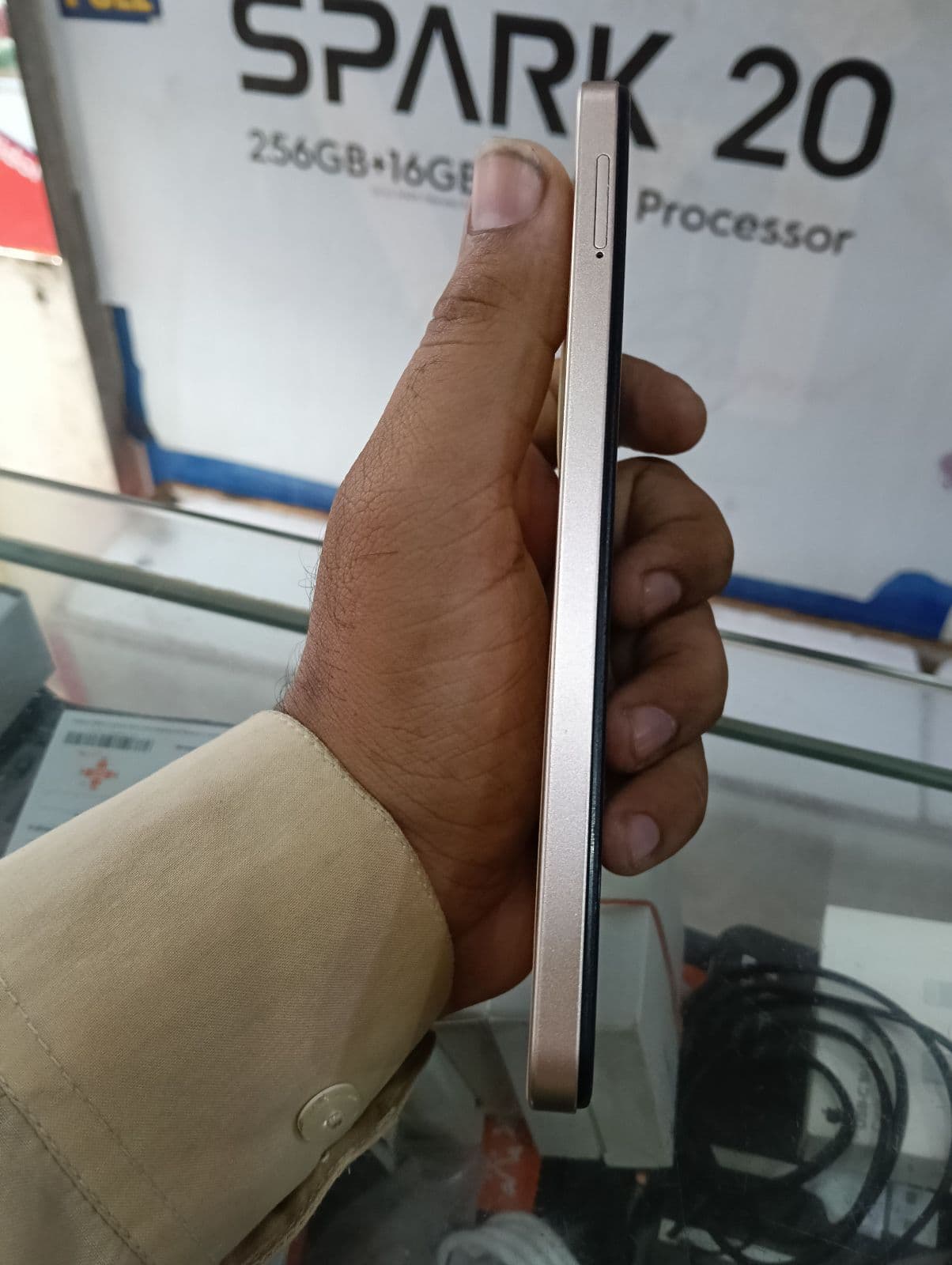 Infinix Smart 8 Pro 4GB / 128GB in Shiny Gold — photo 4