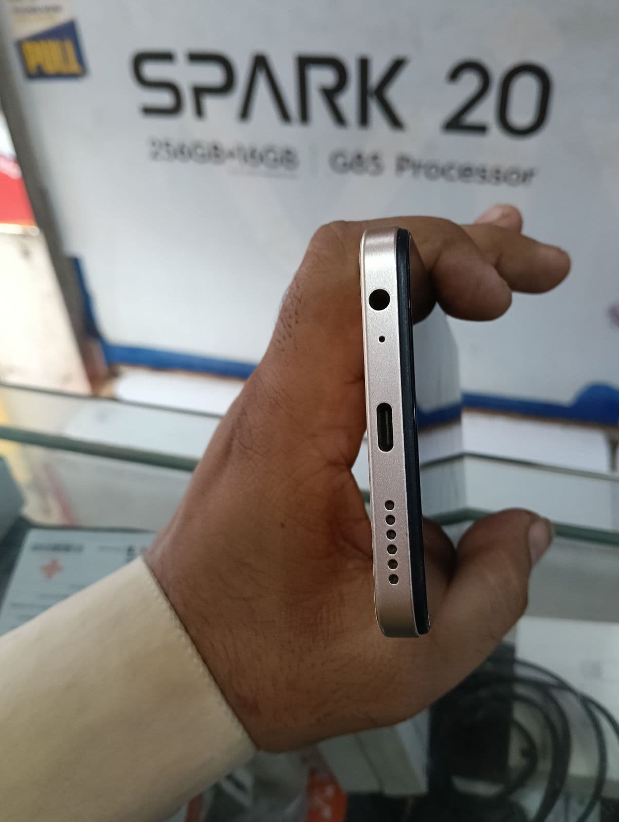 Infinix Smart 8 Pro 4GB / 128GB in Shiny Gold — photo 5