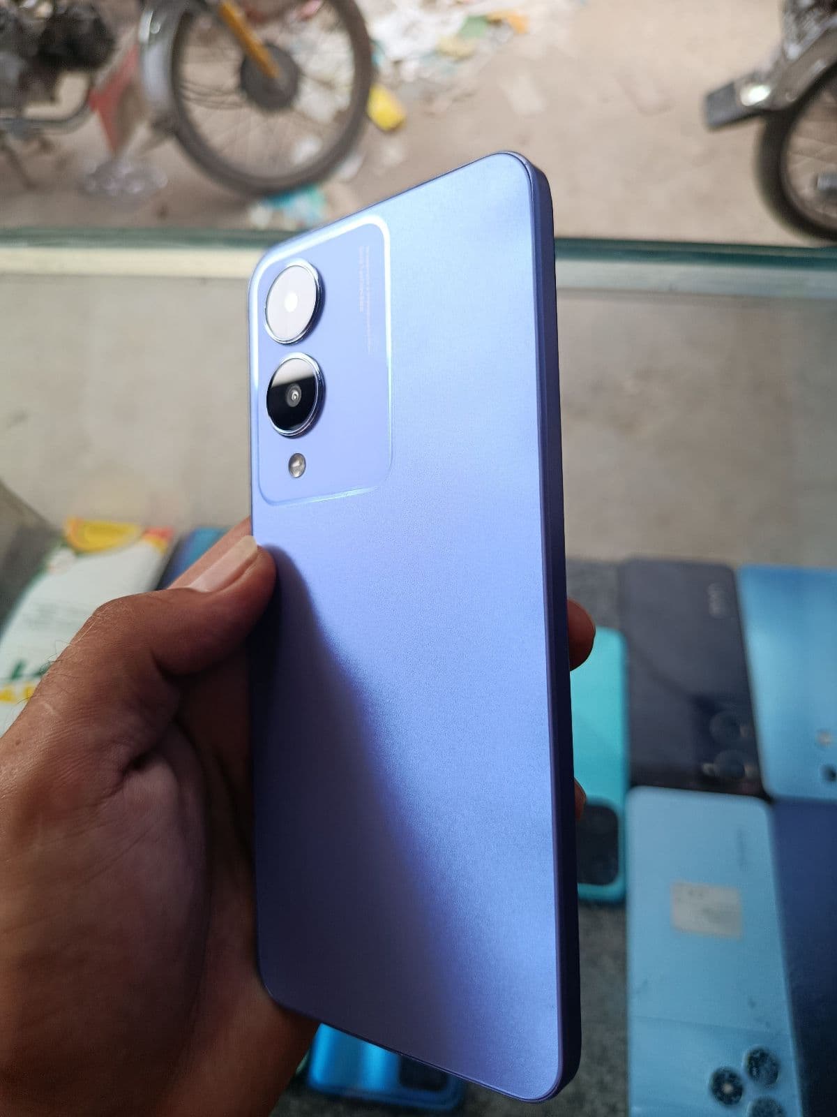 Vivo Y17s 6GB / 128GB in Glitter Purple — photo 3