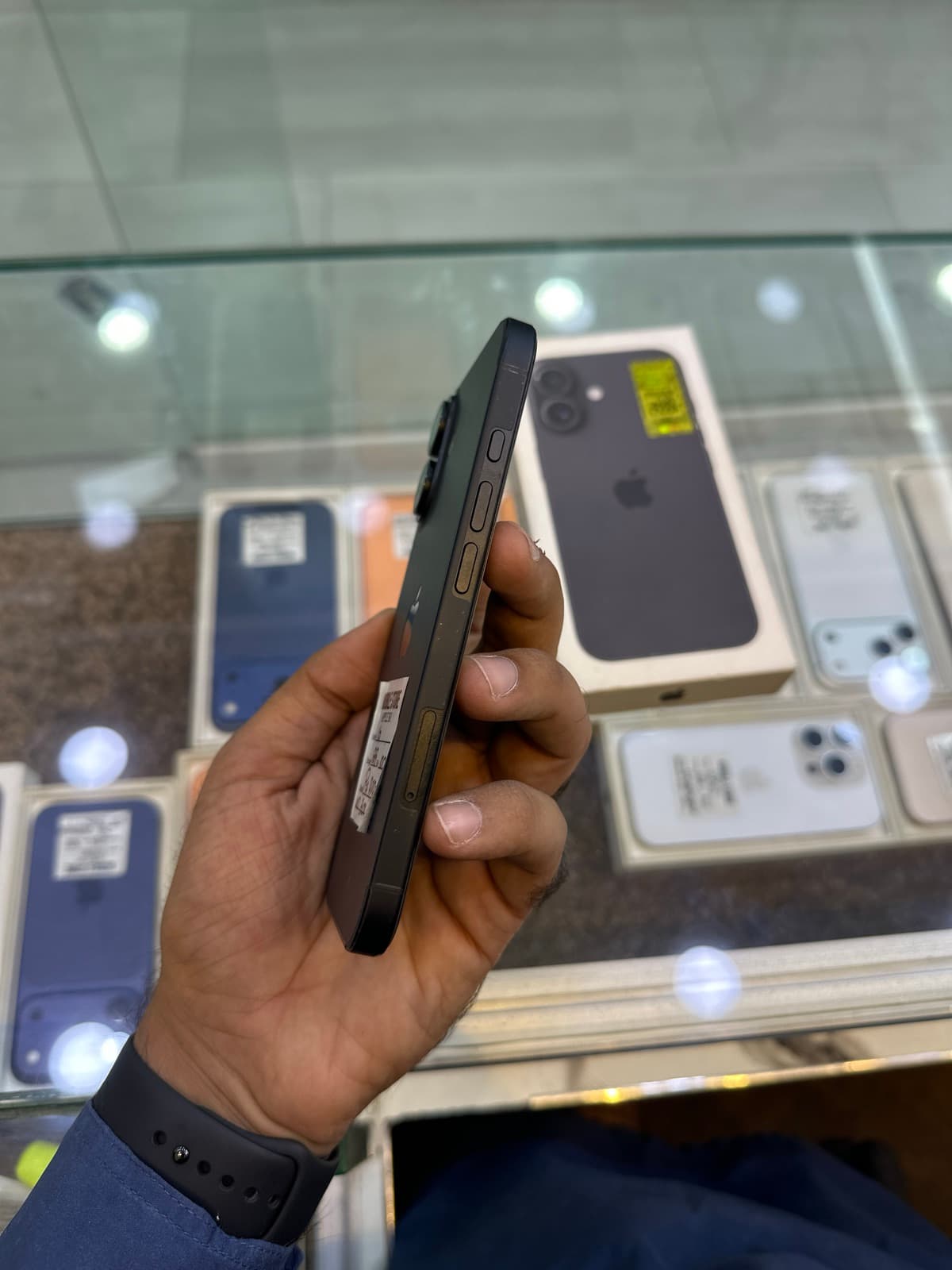 Apple iPhone 16 128GB in Black — photo 4