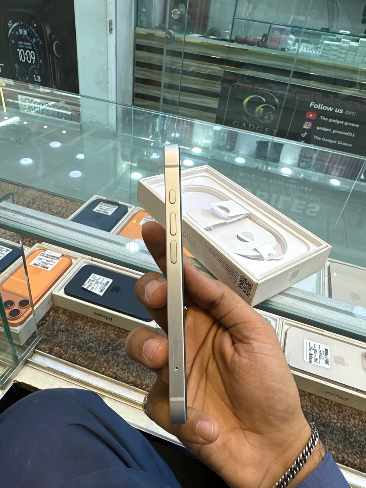 Apple iPhone 16e 128GB in White — photo 3