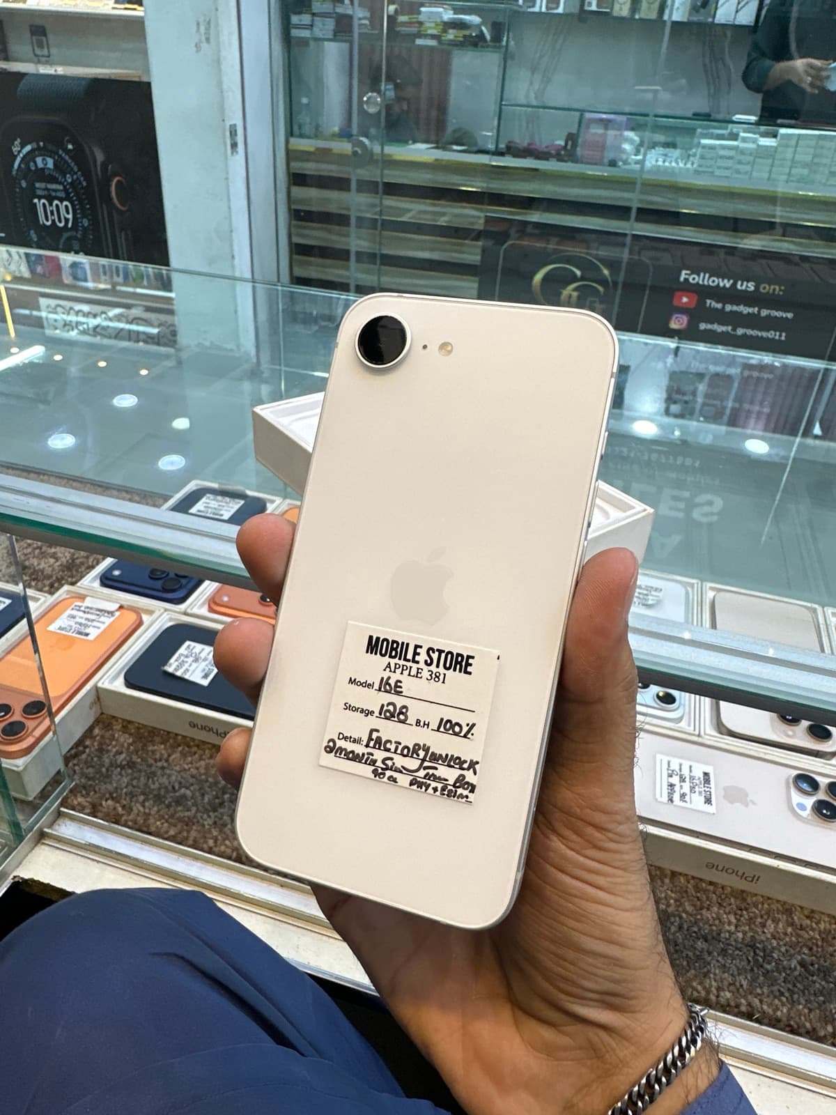 Apple iPhone 16e 128GB in White — photo 1