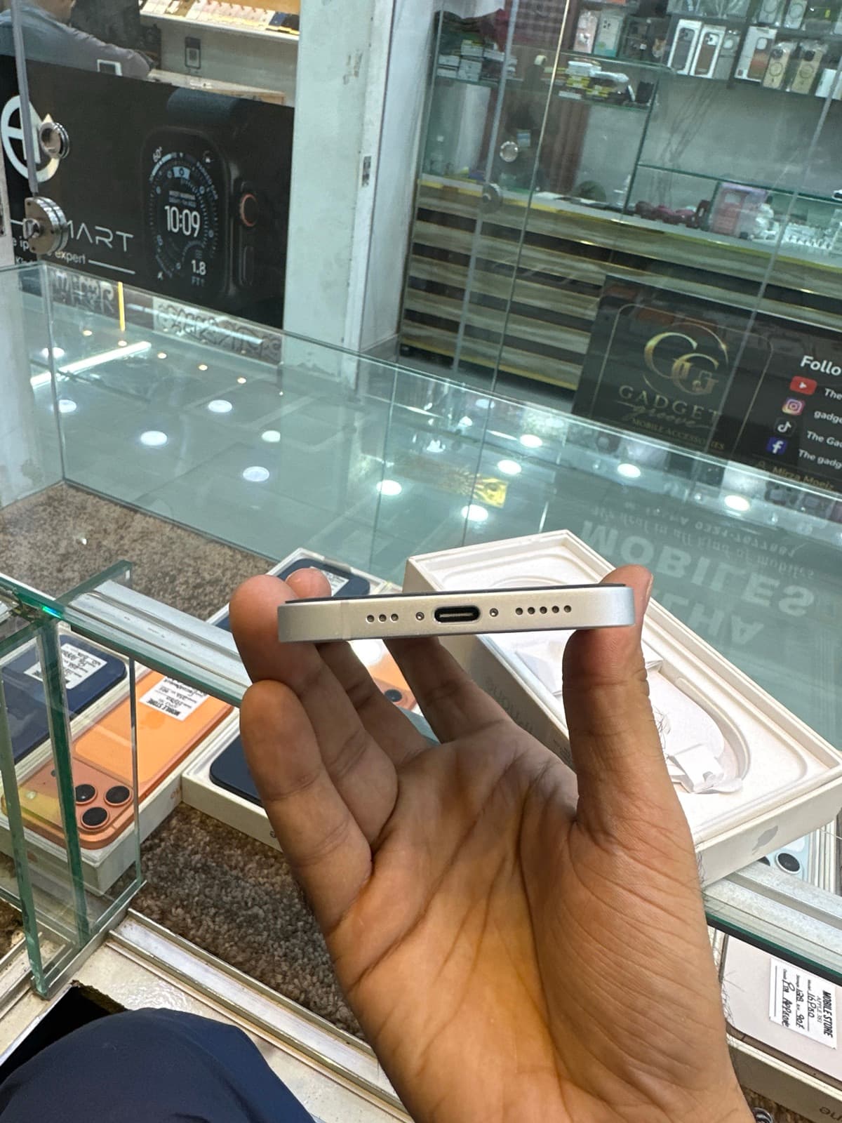 Apple iPhone 16e 128GB in White — photo 4