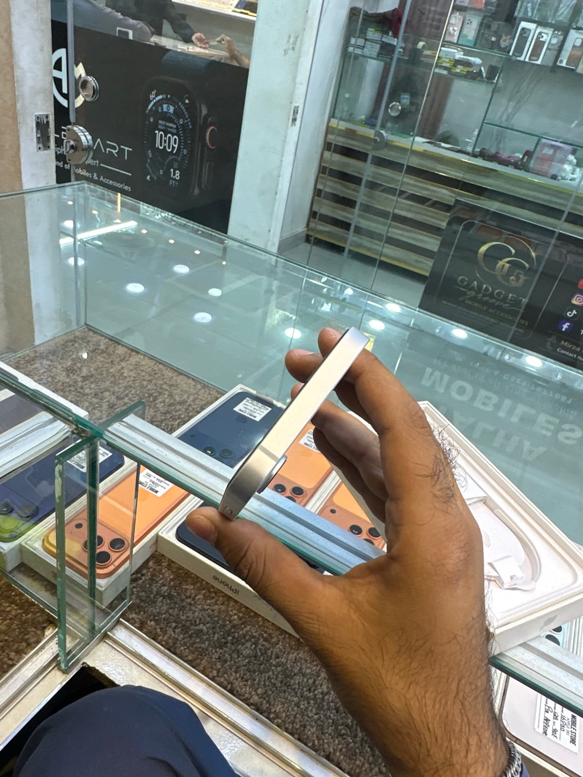 Apple iPhone 16e 128GB in White — photo 5