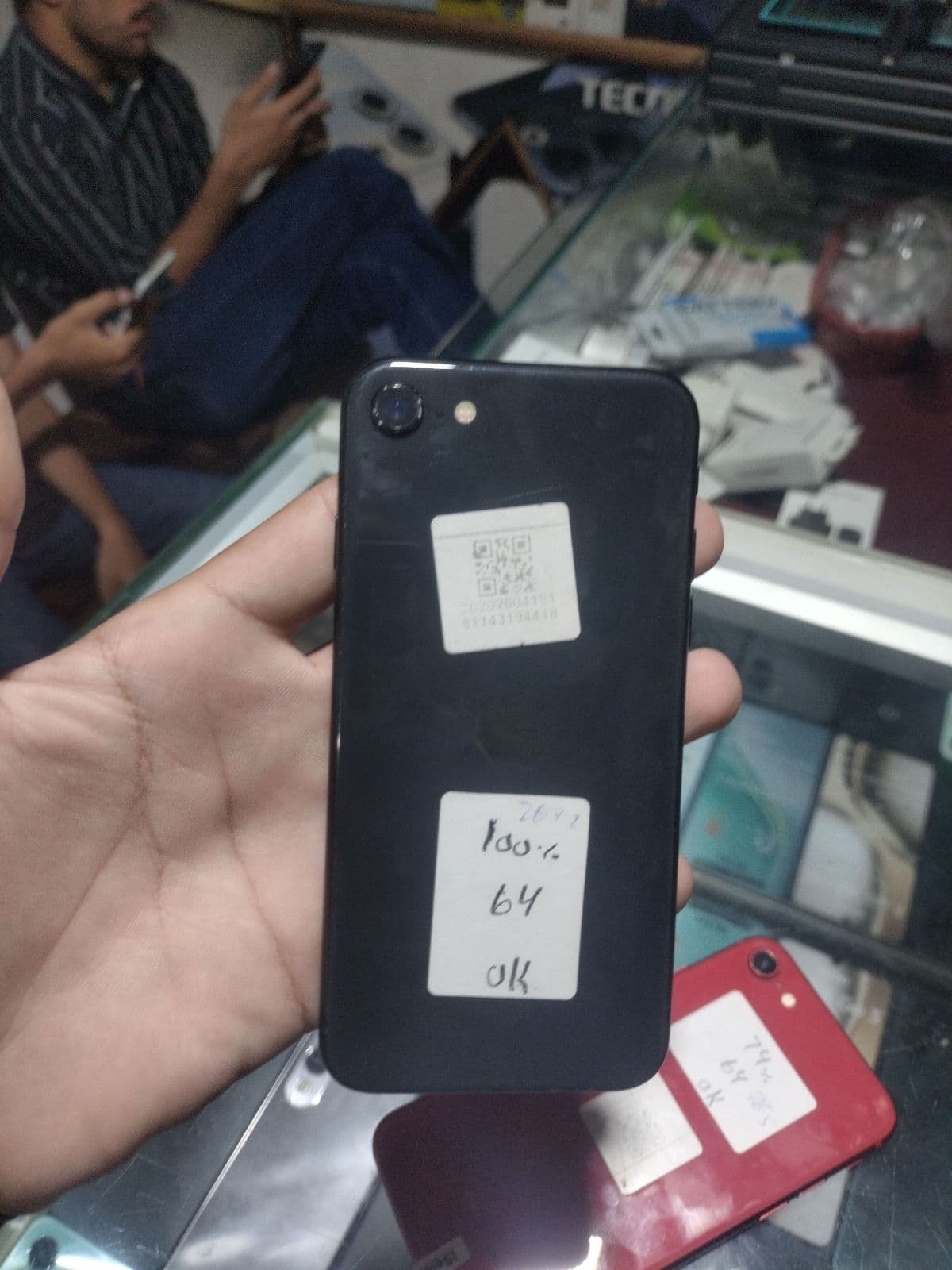 Apple iPhone SE (2020) 64GB in White — photo 3