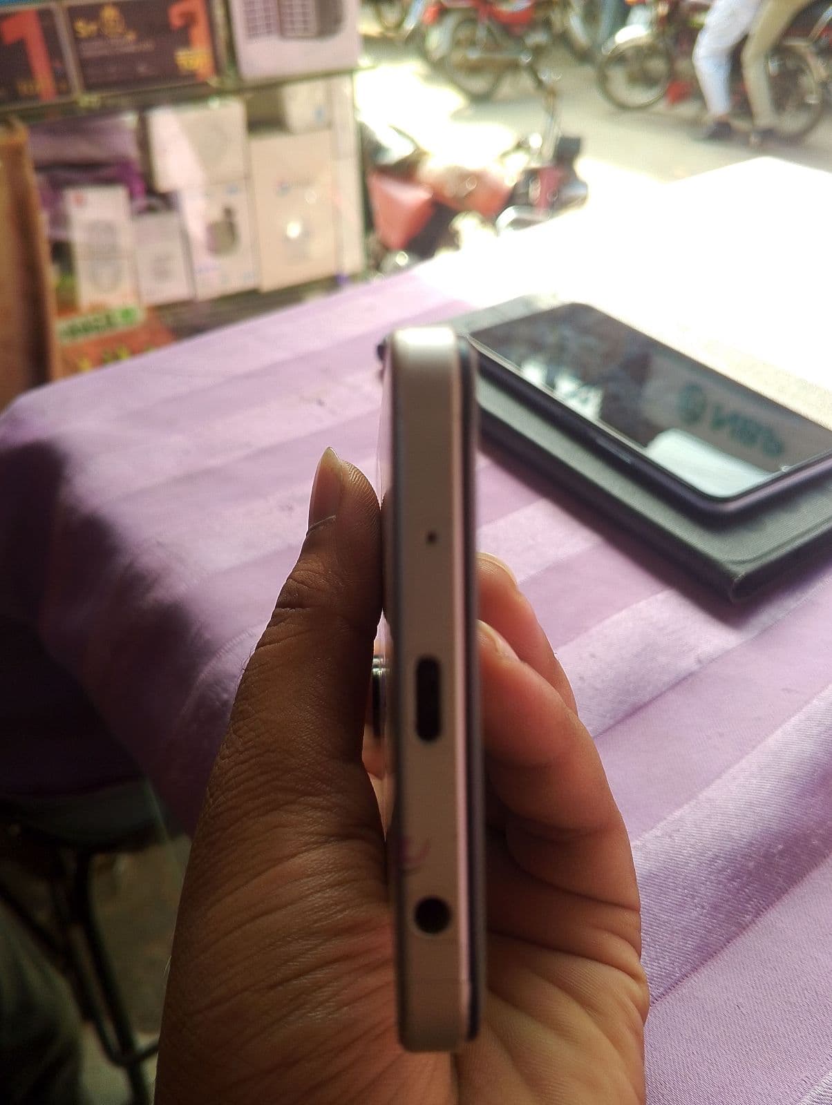 Vivo Y04 4GB / 64GB in Titanium Gold — photo 3