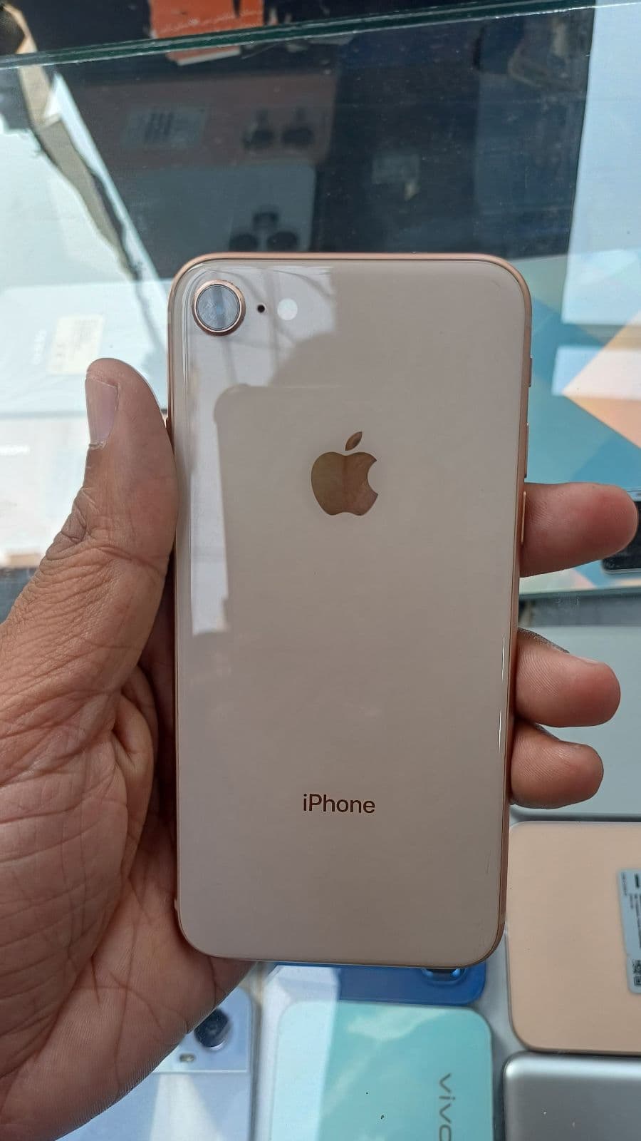 iPhone 8 · 64GB