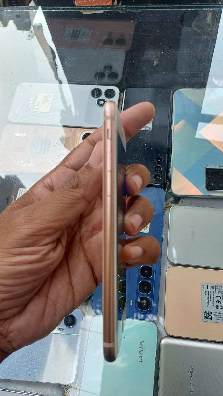 Apple iPhone 8 64GB in Gold — photo 3