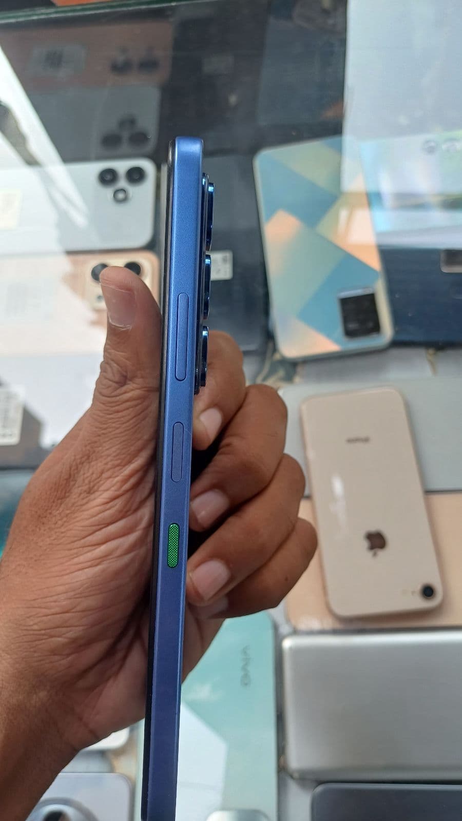 Infinix Hot 60i 6GB / 128GB in Shadow Blue — photo 3