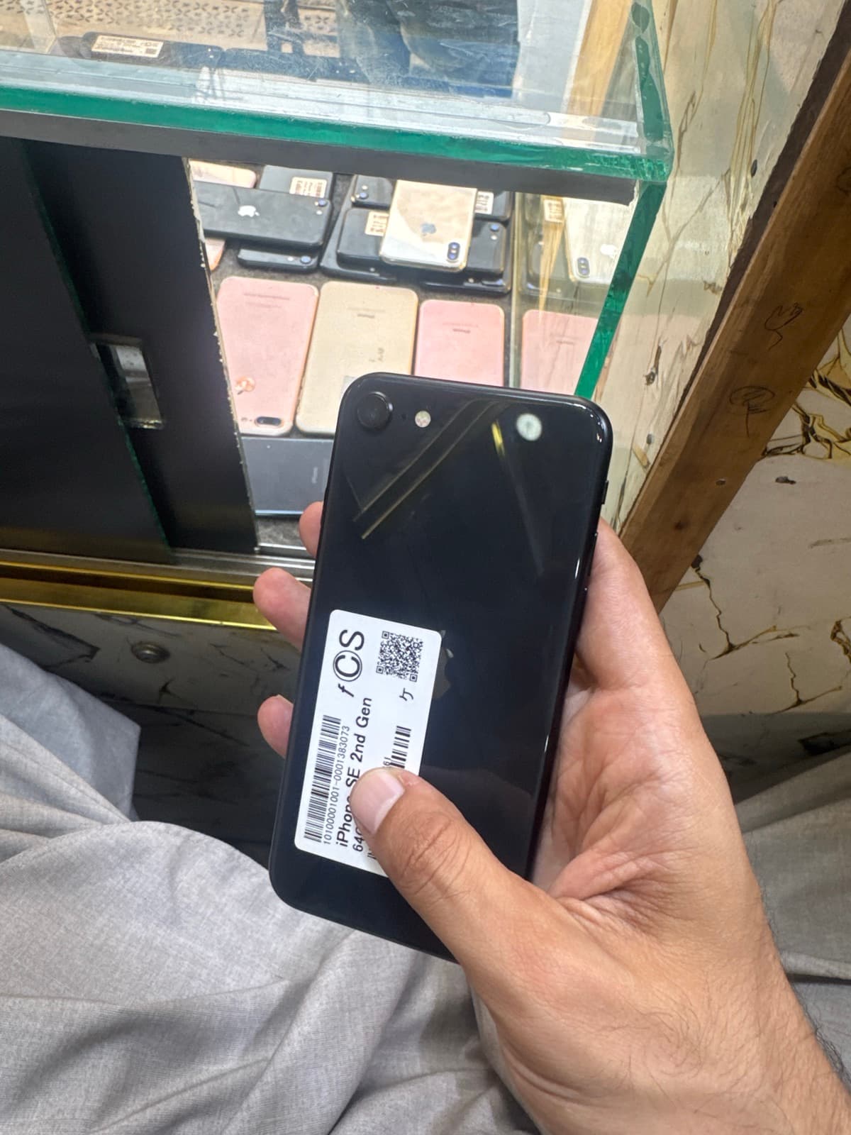 iPhone SE (2022) · 64GB