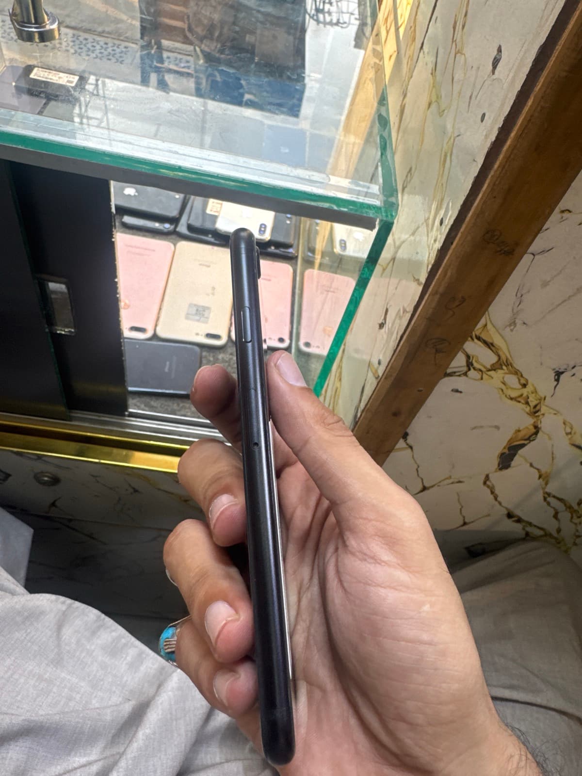 Apple iPhone SE (2022) 64GB in Midnight — photo 2