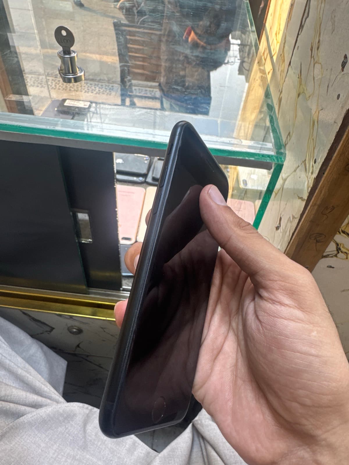 Apple iPhone SE (2022) 64GB in Midnight — photo 3