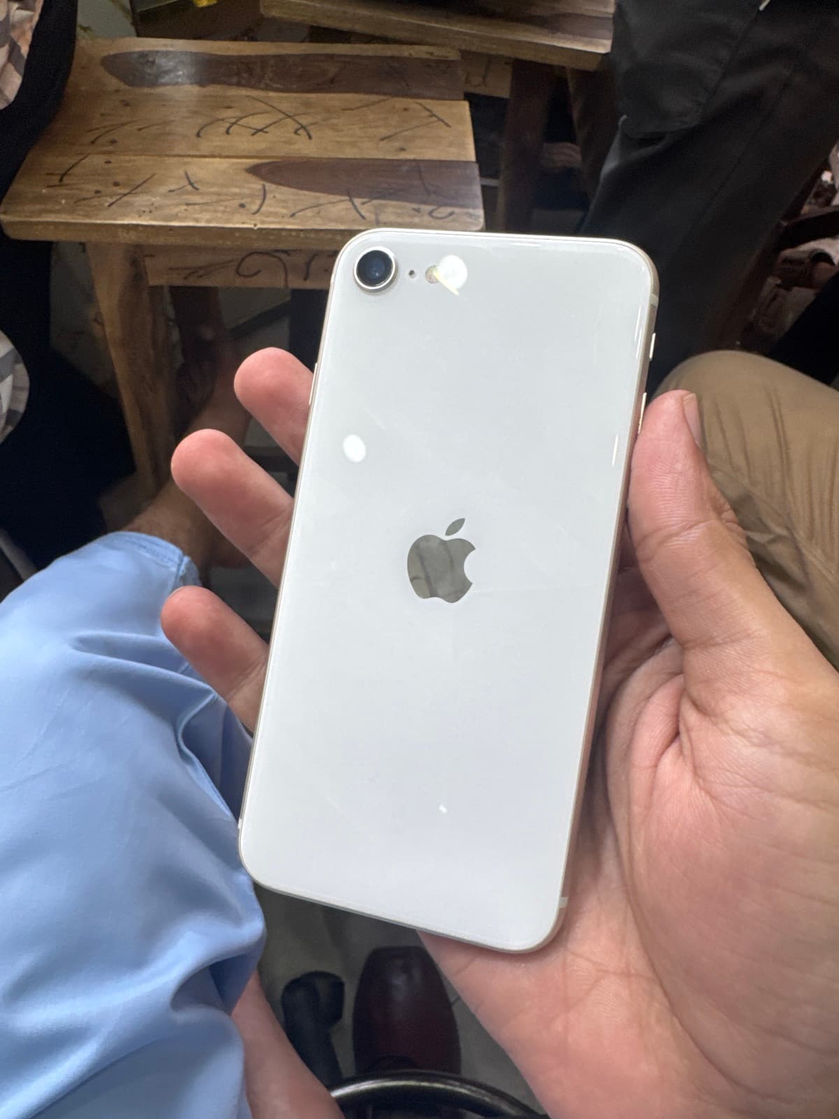 iPhone SE (2022) · 64GB