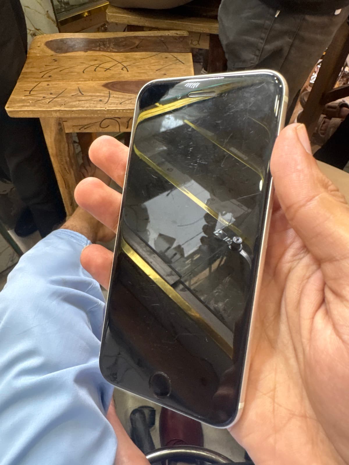 Apple iPhone SE (2022) 64GB in Starlight — photo 2