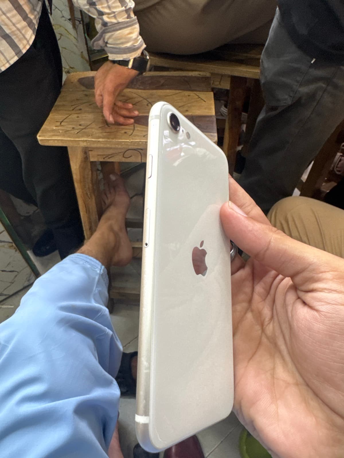 Apple iPhone SE (2022) 64GB in Starlight — photo 3