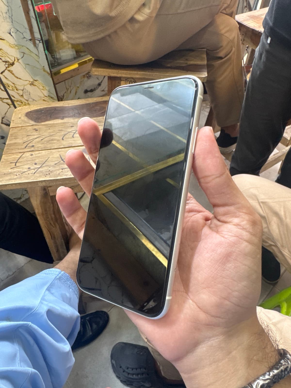 Apple iPhone 11 128GB in White — photo 3