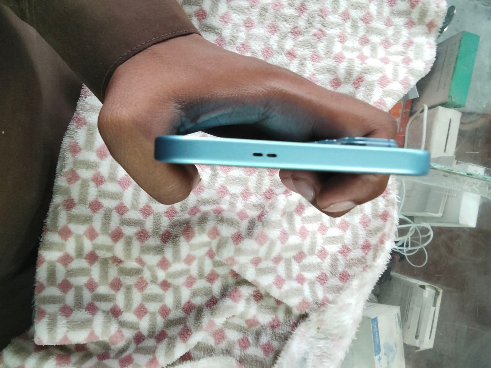 Infinix Hot 60i 6GB / 128GB in Shadow Blue — photo 3