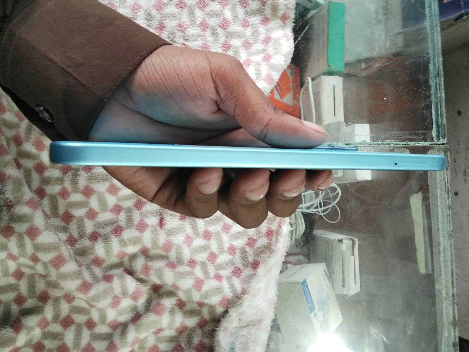 Infinix Hot 60i 6GB / 128GB in Shadow Blue — photo 5