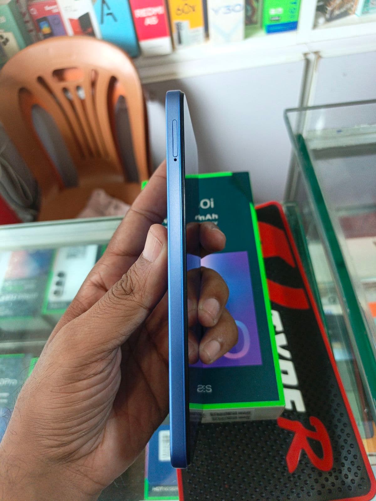Infinix Hot 60i 8GB / 256GB in Shadow Blue — photo 4