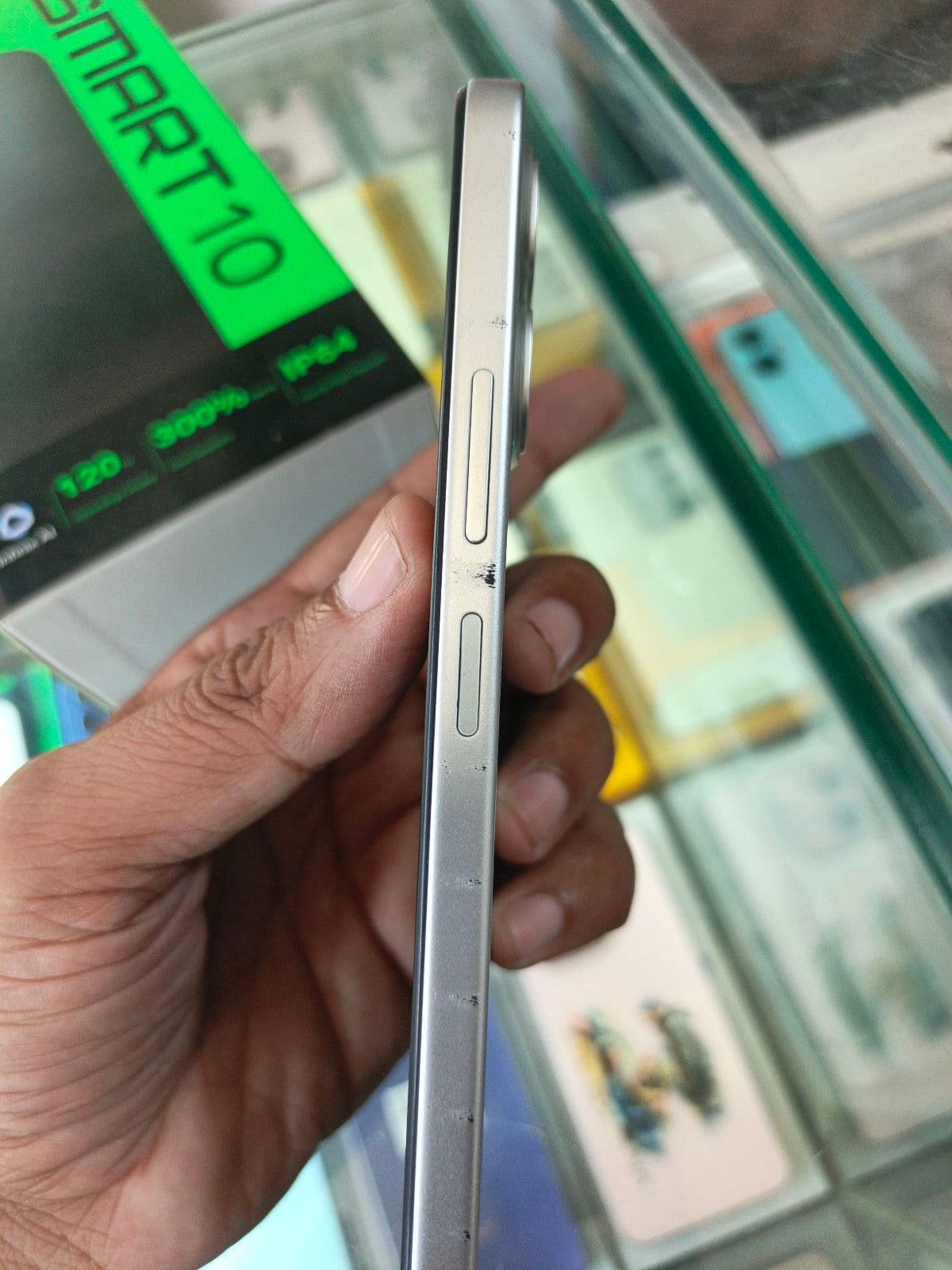 Infinix Smart 10 4GB / 64GB in Titanium Silver — photo 3