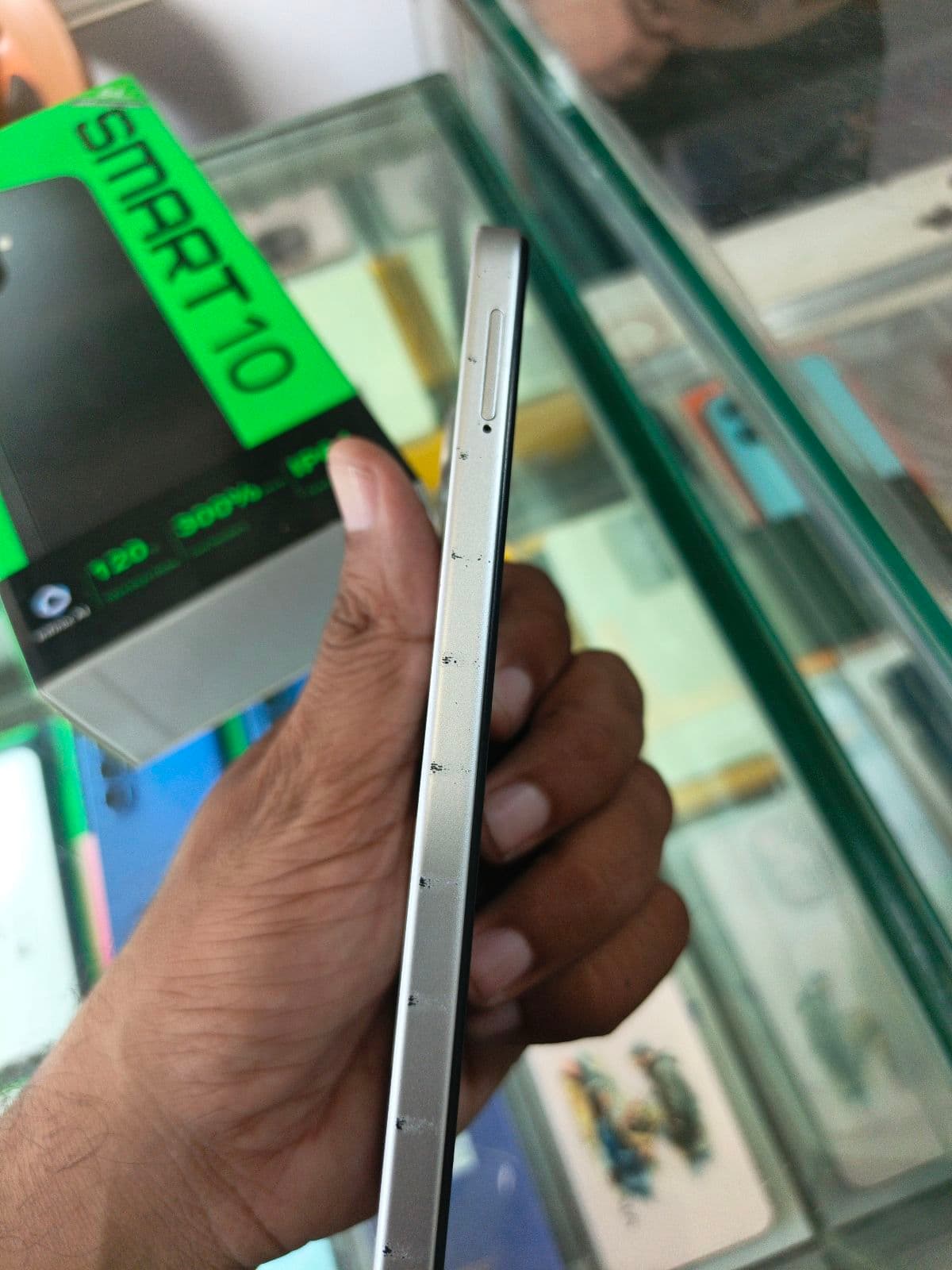 Infinix Smart 10 4GB / 64GB in Titanium Silver — photo 4